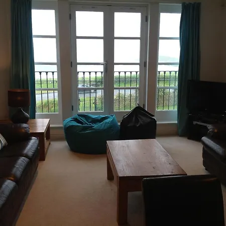 5 Hatfield Cresent * New Quay