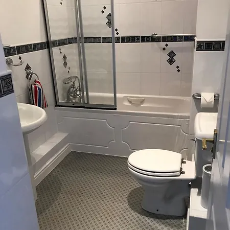 5 Hatfield Cresent * New Quay